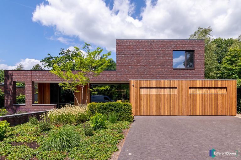 Houten garagedeuren Different Doors
