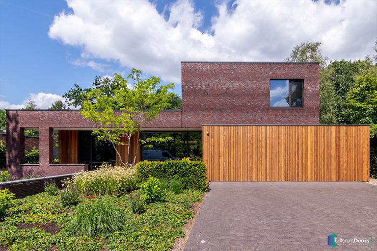 Houten garagedeuren Different Doors