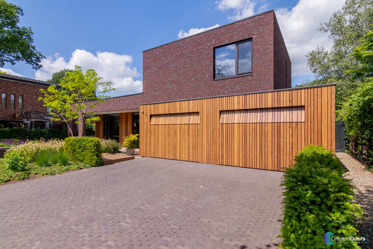 Houten garagedeuren Different Doors