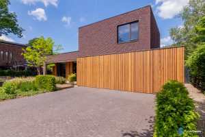 Houten garagedeur Afrormosia