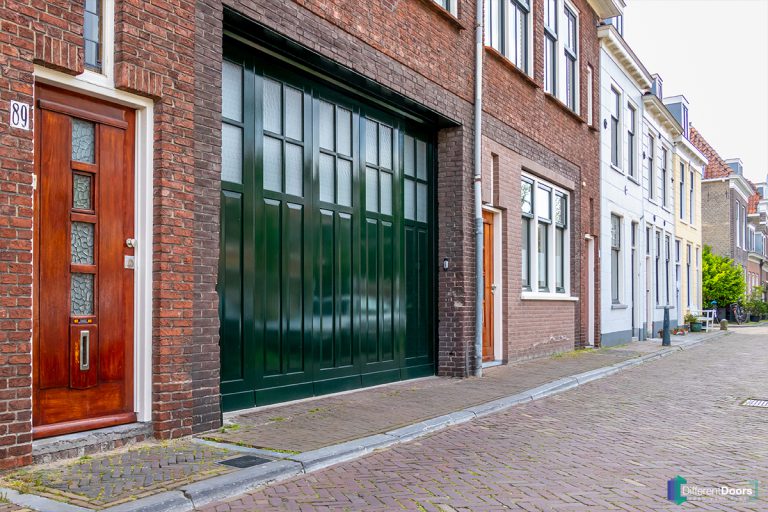 Zijwaartse houten garagedeur