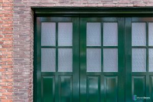 Zijwaartse houten garagedeur