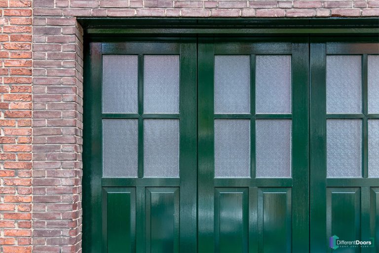 Zijwaartse houten garagedeur