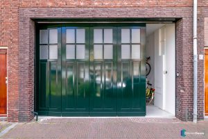 Zijwaartse houten garagedeur
