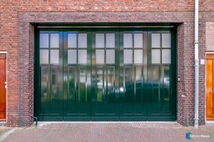 Zijwaartse houten garagedeur