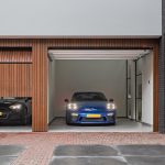 Houten garagedeur onzichtbaar in de gevel