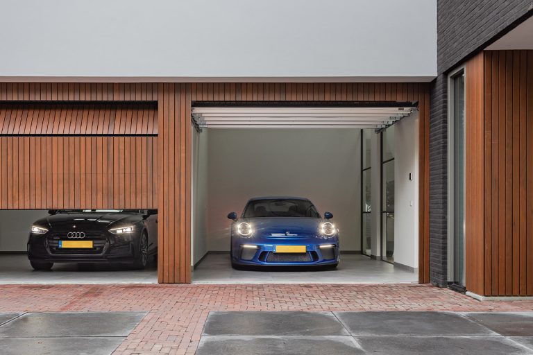 Houten garagedeur onzichtbaar in de gevel