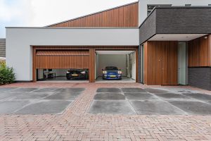 Houten garagedeur onzichtbaar in de gevel