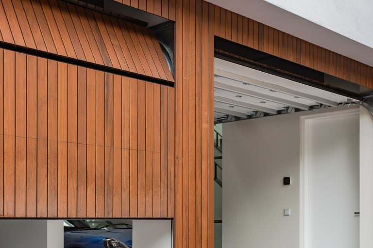 Houten garagedeur onzichtbaar in de gevel