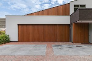 Houten garagedeur gelijk met de gevel
