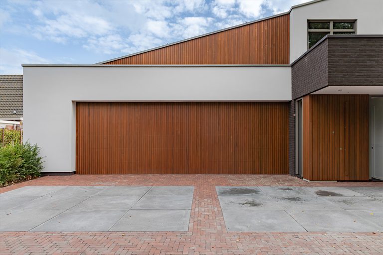 Houten garagedeur gelijk met de gevel