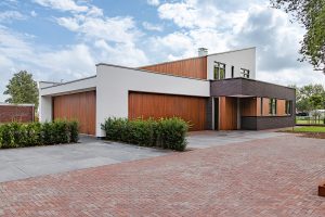 Houten garagedeur gelijk met de gevel