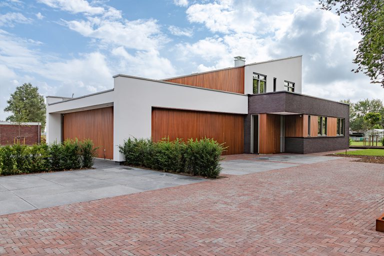 Houten garagedeur gelijk met de gevel