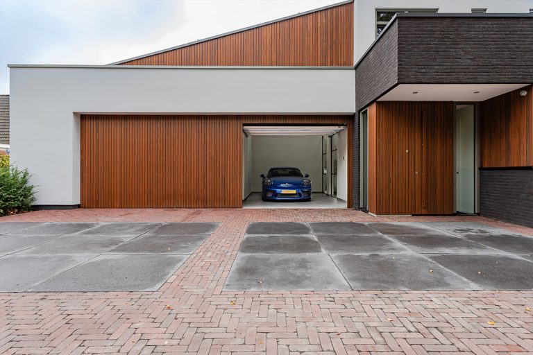 Houten garagedeur gelijk met de gevel