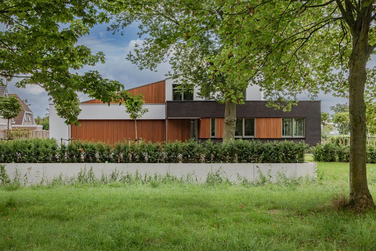 Houten garagedeur gelijk met de gevel