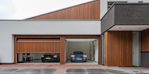 Houten garagedeur gelijk met de gevel