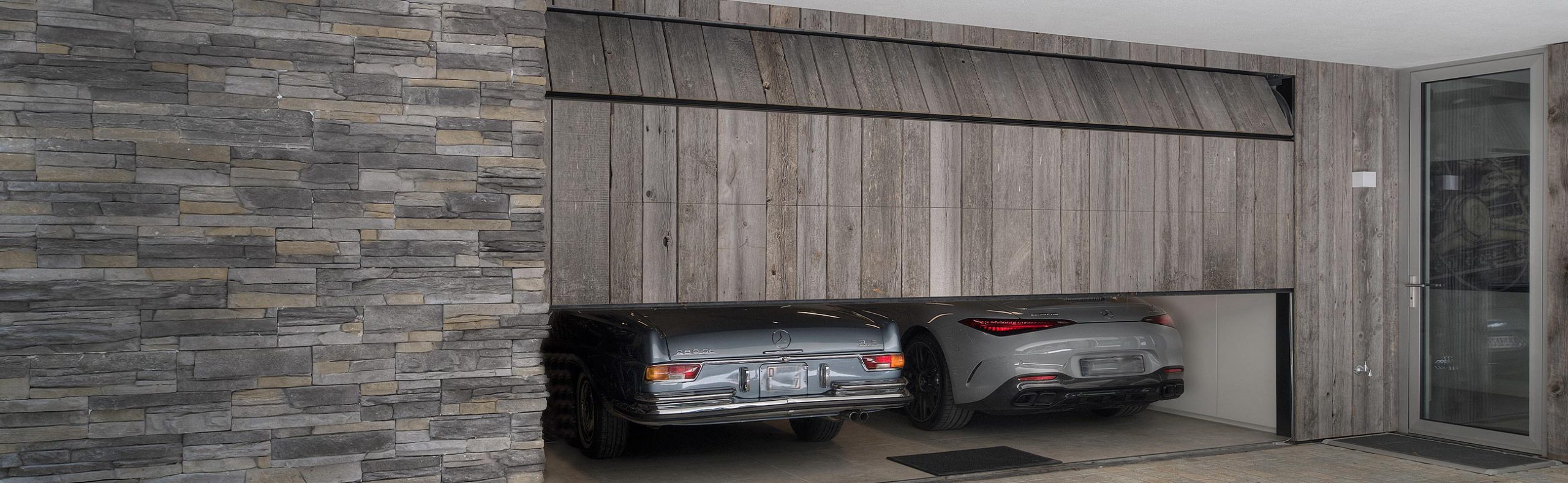 Houten garagedeur Different Doors