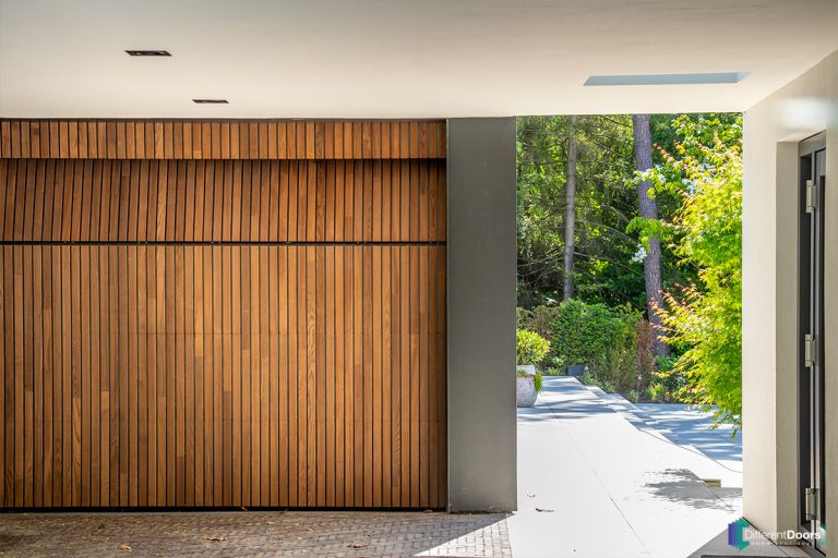 Garagedeur verticale latten essenhout