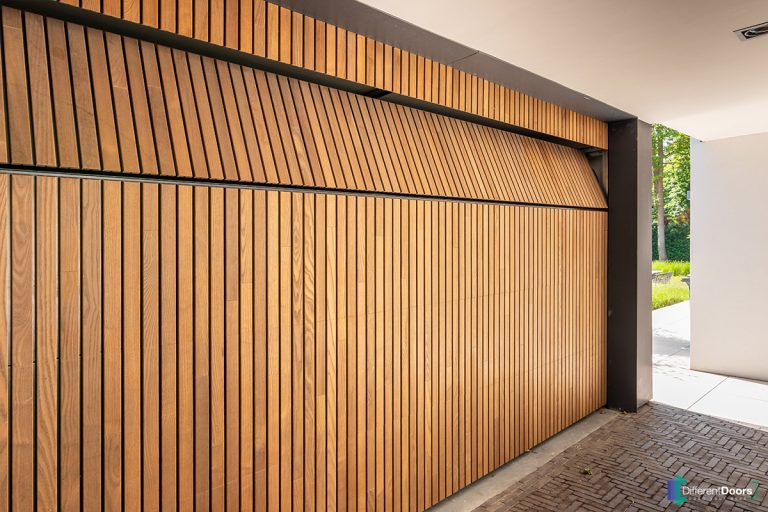 Garagedeur verticale latten essenhout