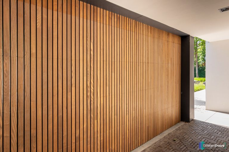 Garagedeur verticale latten essenhout