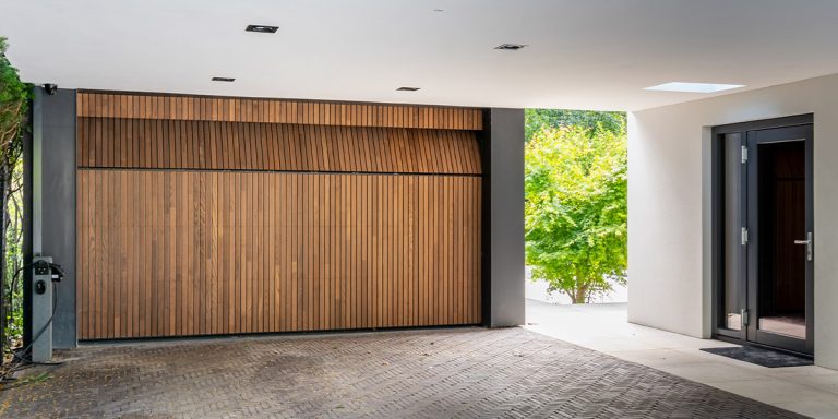 Garagedeur verticale latjes