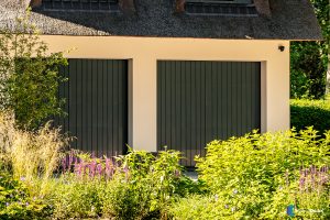 Houten garagedeur klassieke stijl