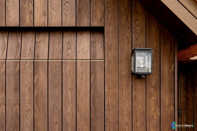 Garagedeur en gevelbekleding millboard