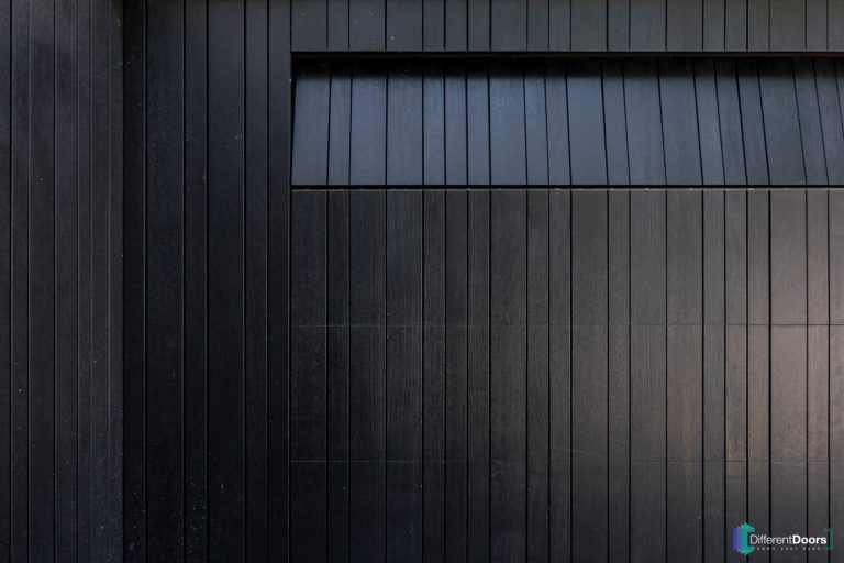 Houten garagedeur gelijk met de gevel