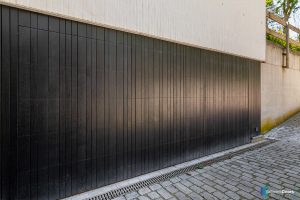 Houten garagedeur gelijk met de gevel