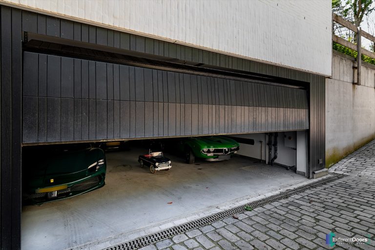 Houten garagedeur gelijk met de gevel