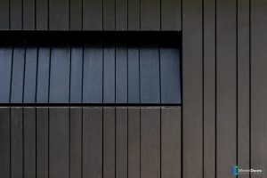 Houten garagedeur gelijk met de gevel