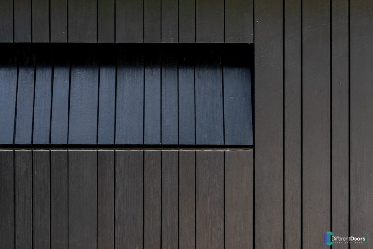 Houten garagedeur gelijk met de gevel