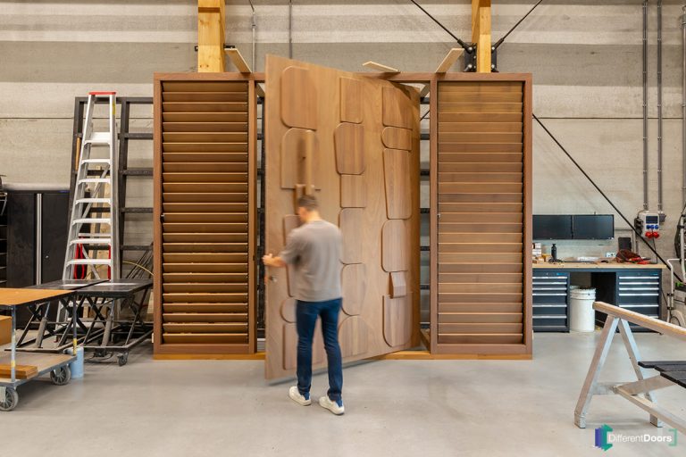 Pivoterende taatsdeur van hout