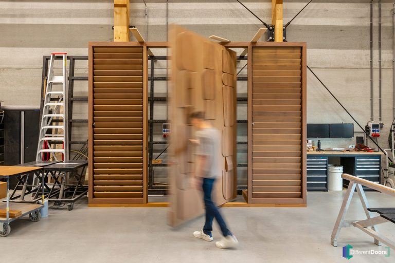 Pivoterende taatsdeur van hout