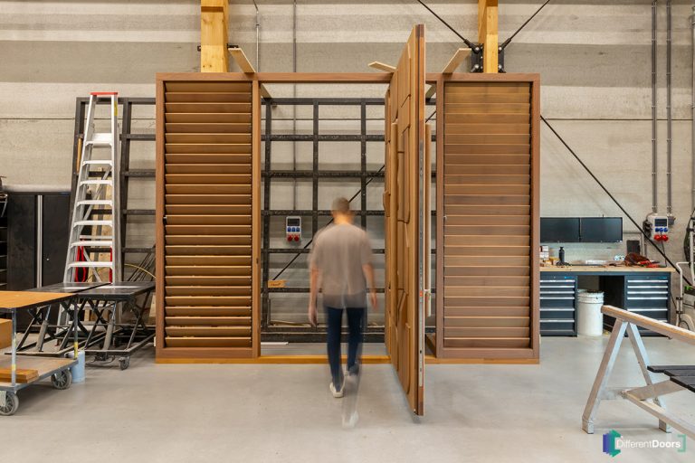 Pivoterende taatsdeur van hout