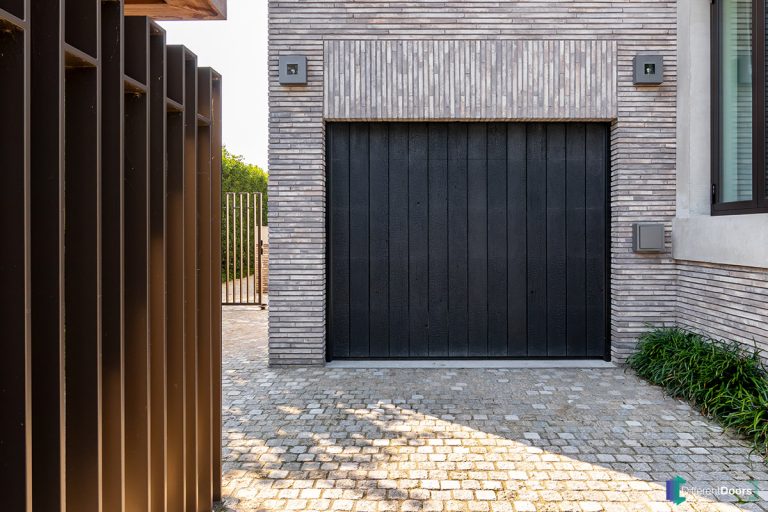 Houten garagedeur Shou Sugi Ban