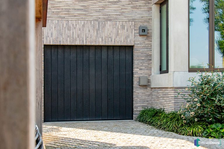 Houten garagedeur Shou Sugi Ban