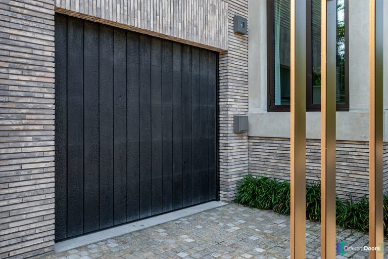Shou sugi ban houten garagedeur