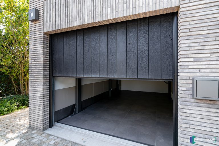 Shou sugi ban houten garagedeur