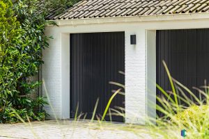 Houten garagedeur authentieke stijl