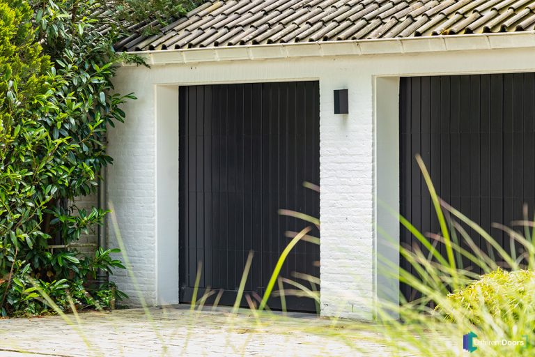 Houten garagedeur authentieke stijl