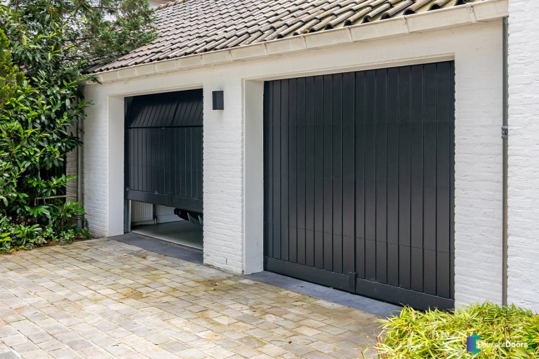 Klassieke houten garagedeuren