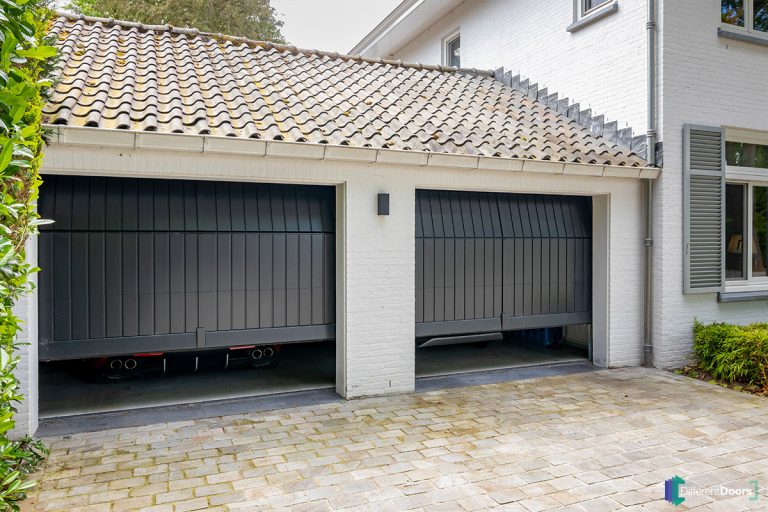 Klassieke houten garagedeuren