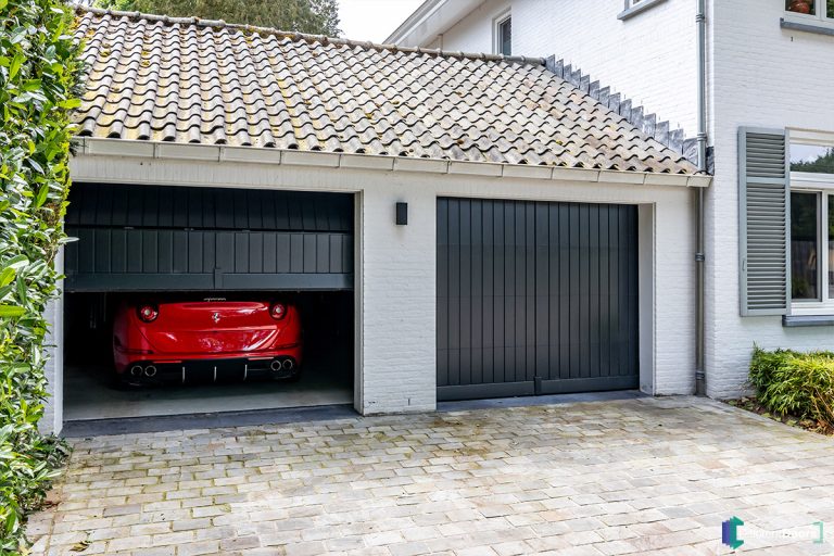 Klassieke houten garagedeuren