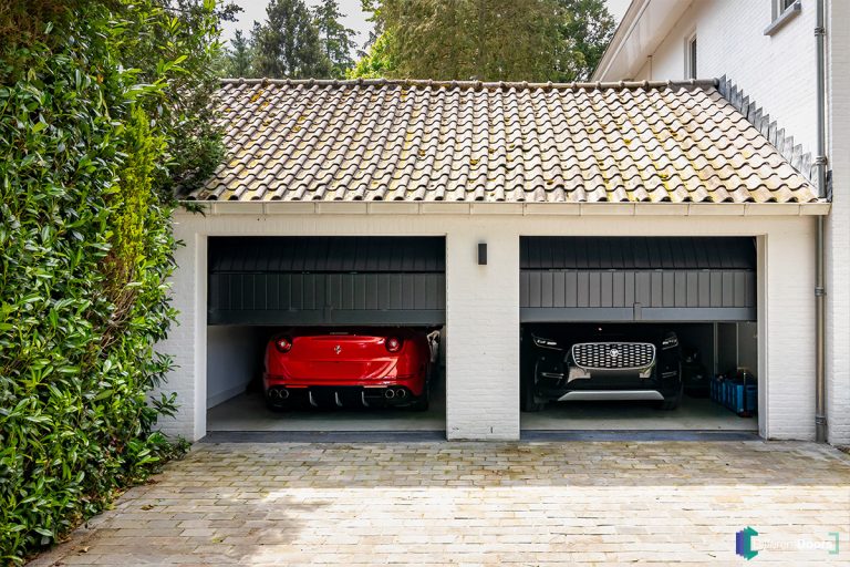 Klassieke houten garagedeuren