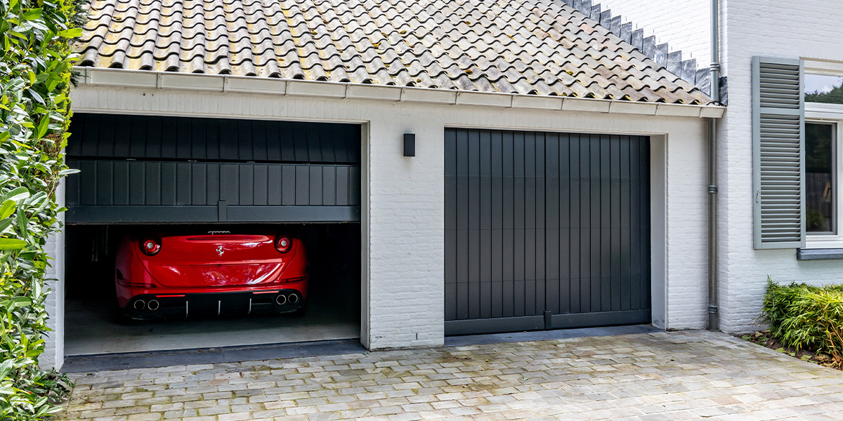 Klassieke houten garagedeuren