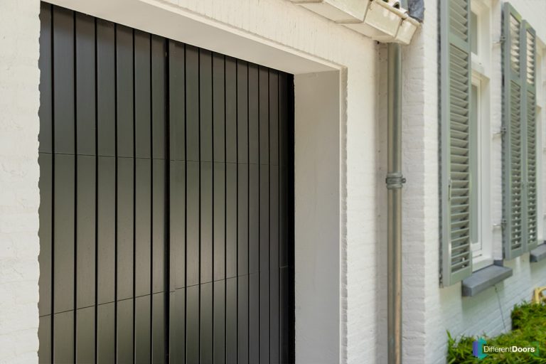 Houten garagedeur klassieke stijl