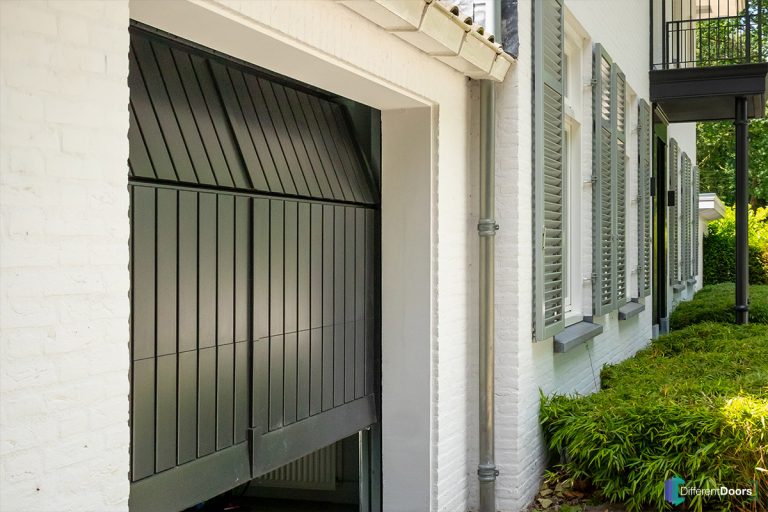 Houten garagedeur klassieke stijl