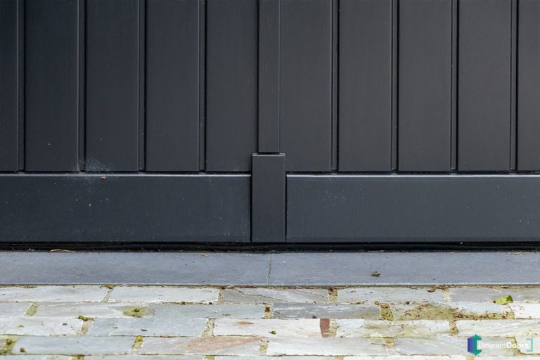 Houten garagedeur authentieke stijl