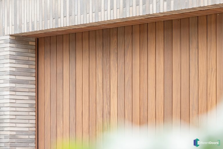 Houten garagedeur verticale latjes